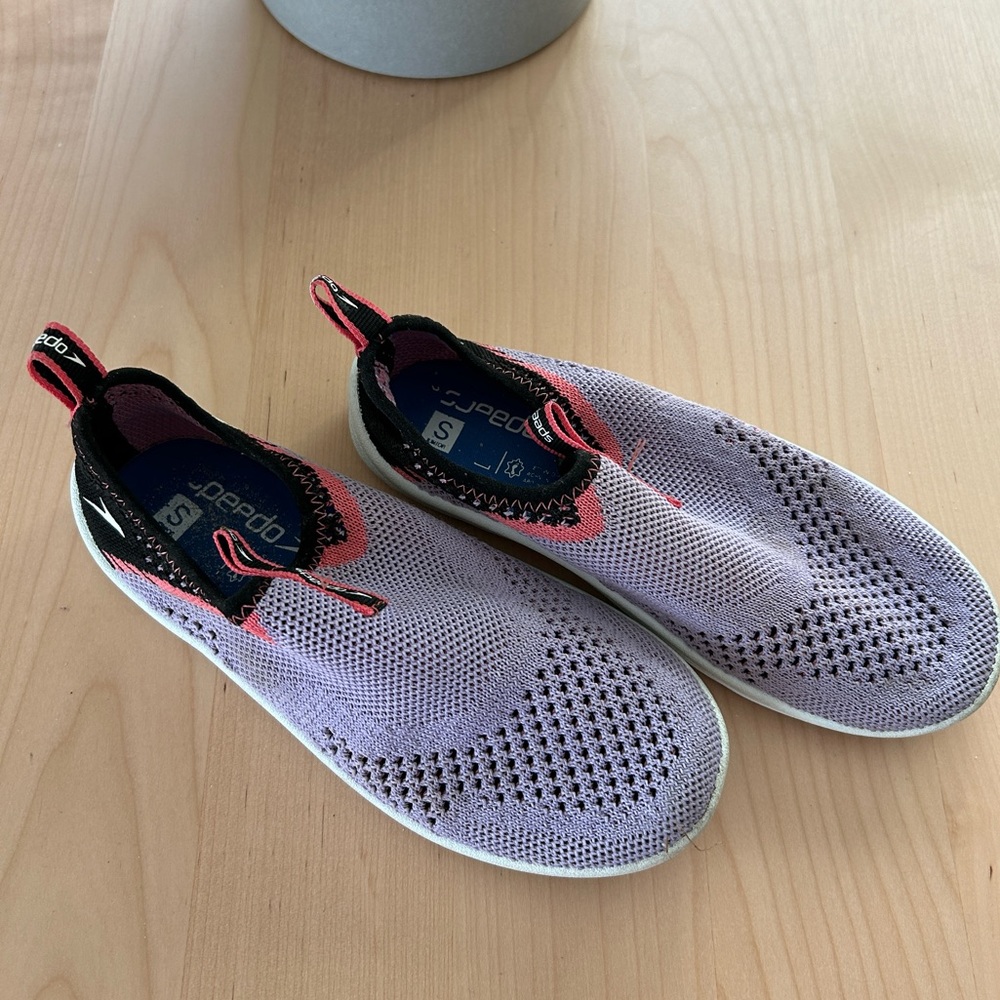 Speedo water shoes size small